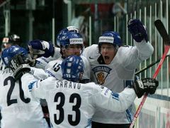 Šťastní Finové objímají vítězného střelce postupového gólu v semifinále s Ruskem Mikka Koiva (vpravo).