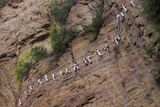 Zdolávání skal po svém. Takovým heslem se řídily asi čtyři desítky žen, které se rozhodly v čínských horách Qingyao cvičit jógu. Pohybovaly se ve výšce téměř dvou set metrů.
