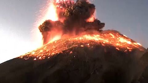 Fascinující erupce Popokatepetlu. Kamery zachytily výbuch ve zpomalených záběrech