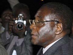 Robertu Mugabemu hospodářská krize v jeho zemi vrásky nedělá.