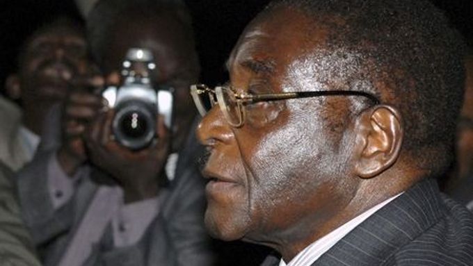 Evropská unie prodloužila sankce vůči režimu Roberta Mugabeho (na snímku). Do EU nesmí stovka nejvyšších zimbabwských ministrů a úředníků, včetně prezidenta.