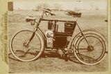 Před 120 lety předváděl Klement pražským novinářům první motocykl L&K.
