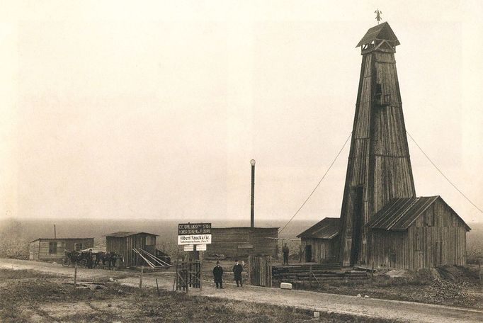 Ukázka z knihy Ondřeje Durczaka „Vzhůru do dolů! - Fotografické album průmyslového a kulturního dědictví uhelného hornictví ostravsko-karvinského revíru“ z roku 2023.