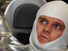 Fin Heikki Kovalainen sedí ve svém McLarenu před startem sobotní kvalifikace na Velkou cenu Británie.