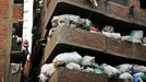 Rubbish city in Cairo Egypt - (PICTURED: Rubbish is even piled up inside buildings) - These are the shocking images that show Cairos Garbage City - where thousands of Egyptians live amongst piles of stinking rubbish. Manshiyat naser, or Garbage city, as it is known by locals, is a slum on the outskirts of Cairo, just a short drive away from luxury five star resorts. But these shocking photos show a whole community which has been living in the slums for hundreds of years surrounded by rats and rotting rubbish. Russian photographer Ilya Stepanov took the snaps to document the lives of the Zabbaleens - a people who have been living among rubbish, and making a living out of recycling it, for generations. . ( automatický překlad do češtiny )