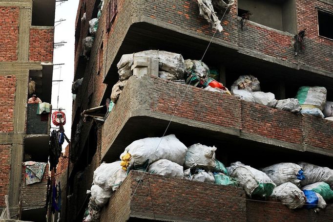 Rubbish city in Cairo Egypt - (PICTURED: Rubbish is even piled up inside buildings) - These are the shocking images that show Cairos Garbage City - where thousands of Egyptians live amongst piles of stinking rubbish. Manshiyat naser, or Garbage city, as it is known by locals, is a slum on the outskirts of Cairo, just a short drive away from luxury five star resorts. But these shocking photos show a whole community which has been living in the slums for hundreds of years surrounded by rats and rotting rubbish. Russian photographer Ilya Stepanov took the snaps to document the lives of the Zabbaleens - a people who have been living among rubbish, and making a living out of recycling it, for generations. . ( automatický překlad do češtiny )