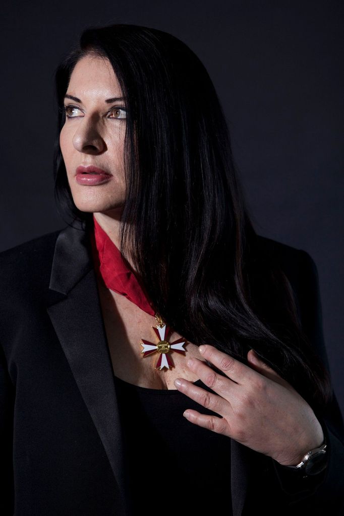 Marina Abramovic pózuje s rakouským vyznamenáním