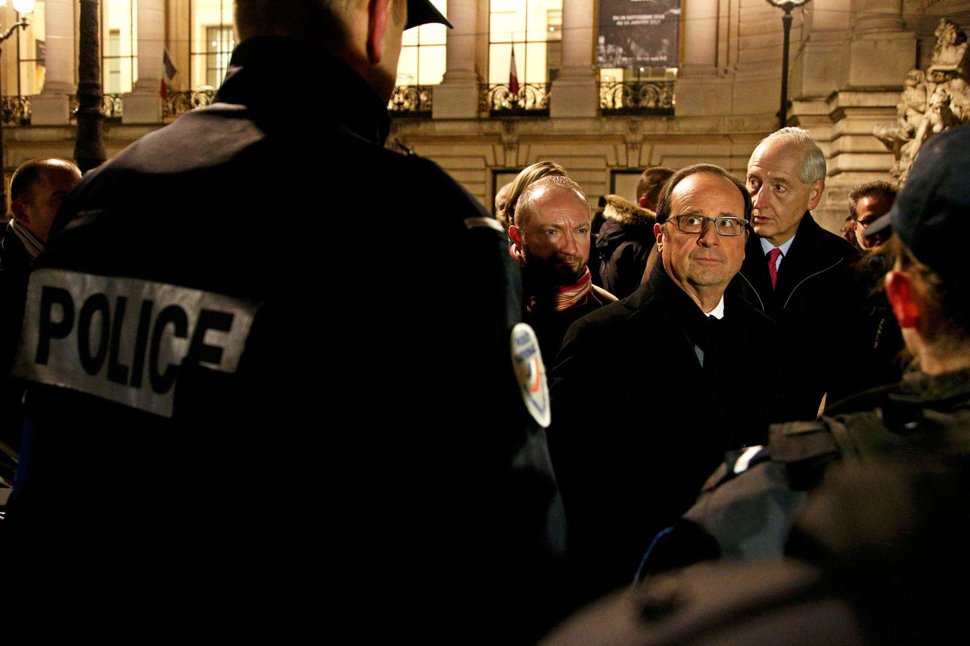 Bezpečnostní opatření na Champs Elysées v Paříži přišel zkontrolovat osobně prezident Francois Hollande.