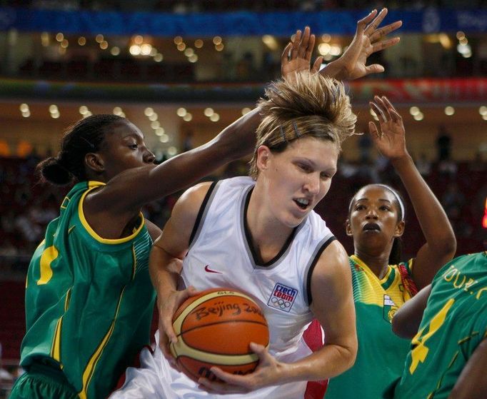 Basketbal. Jana Veselá se prodírá mezi Kadiatou Kanouteovou (vpravo) a Djene Diawarovou z Mali. České basketbalistky přehrály reprezentaci Mali vysoko 81:47.