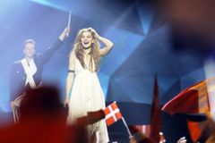 Favoritkou Eurovize je "bosá" prapravnučka královny