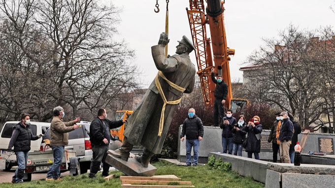 Odstraňování sochy maršála Koněva.