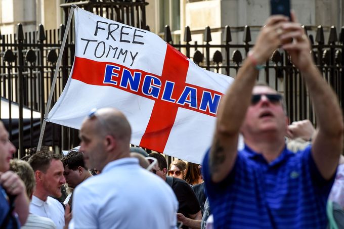Záběry z demonstrace na podporu osobnosti britské krajně pravicové scény Tommyho Robinsona, která uskutečnila 26. května 2018 v blízkosti Downing Street v Londýně.