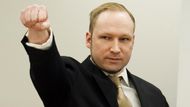 Masový vrah Anders Behring Breivik a jeho gesto, které ukazoval během soudního procesu v Oslu.