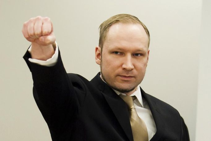 RNPS IMAGES OF THE YEAR 2012 - Norwegian mass killer Anders Behring Breivik gestures as he arrives for his terrorism and murder trial in a courtroom in Oslo April 16, 2012. Breivik, who massacred 77 people last summer, arrived under heavy armed guard at an Oslo courthouse on Monday, lifting his arm in what he has called a rightist salute as his trial began. Breivik, 33, has admitted setting off a car bomb that killed eight people at government headquarters in Oslo last July, then massacring 69 in a shooting spree at an island summer camp for Labour Party youths. REUTERS/Heiko Junge/Pool (NORWAY - Tags: CRIME LAW) Published: Pro. 3, 2012, 1:27 dop.