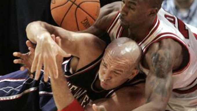 Jason Kidd (vlevo) z New Jersey Nets v souboji o míč s Benem Gordonem z Chicaga Bulls v zápase NBA, ve kterém Kidd dosáhl triple double.