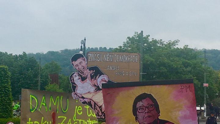 Nejsme slepí! Hanba Babišovi! volali studenti na demonstraci za nezávislou justici