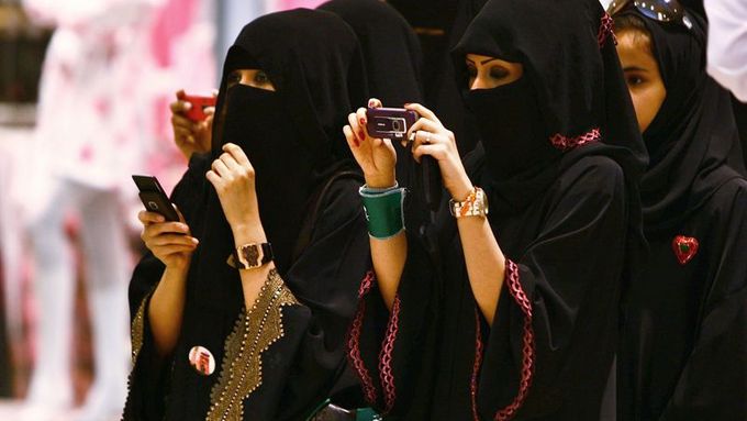 Ženy v Saúdské Arábii nesmějí volit, řídit vůz nebo pracovat bez svolení manžela či otce.