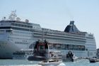 Úřady v Benátkách vyšetřují kapitána obří výletní lodi, která narazila do mola