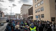 Protest policistů a hasičů před ministerstvem vnitra v Praze na Letné za navýšení platů