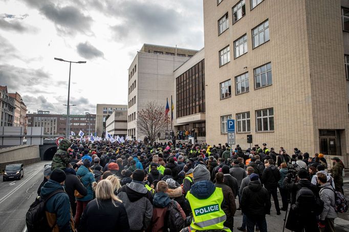 Protest policistů a hasičů před ministerstvem vnitra v Praze na Letné za navýšení platů (21.11. 2024).