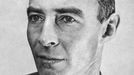 Atomový fyzik Julius Robert Oppenheimer na archivním snímku z roku cca 1944