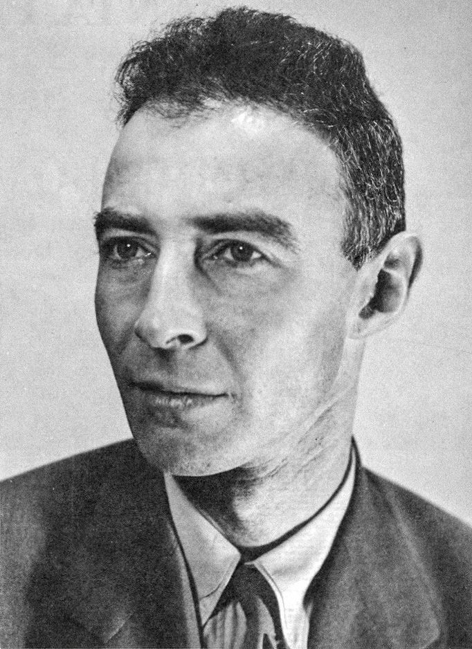 Atomový fyzik Julius Robert Oppenheimer na archivním snímku z roku cca 1944