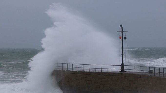 Bouře Isha na britském pobřeží v Porthlevenu (ilustrační foto z 21. ledna 2024)