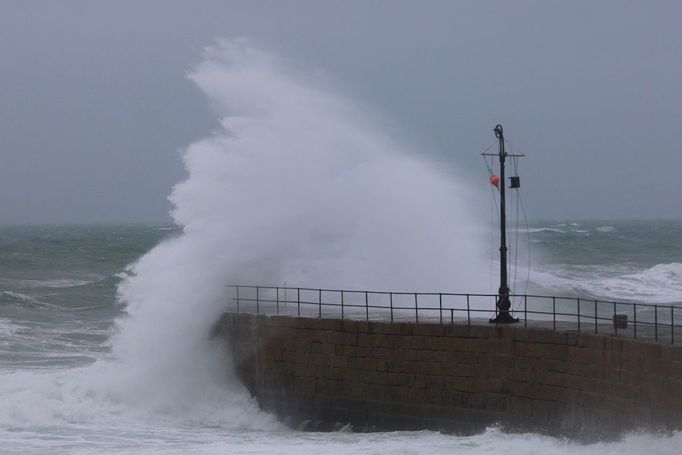 Bouře Isha na britském pobřeží v Porthlevenu (ilustrační foto z 21. ledna 2024)