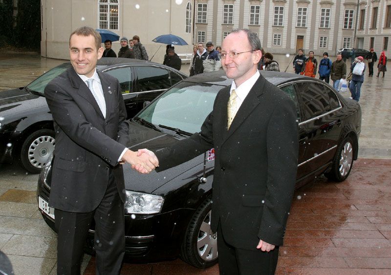 Martin Jahn, jako zástupce Škody Auto, na 2. nádvoří Pražského hradu předal klíče od prezidentské limuzíny Škoda Superb Tomáši Kupci, řediteli Národního technického muzea.