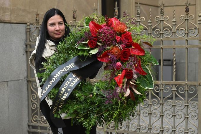 Poslední rozloučení s hercem a prezidentem karlovarského festivalu Jiřím Bartoškou. Lidé přinášejí do Rudolfina věnce a květiny.