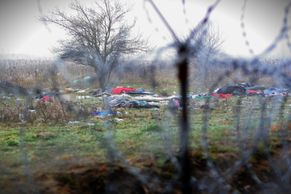 Po uprchlících ani vidu, ani slechu. Čeští policisté hlídají plot na maďarské hranici