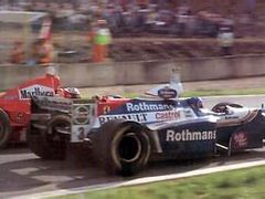 Tento atak na Jacuqese Villeneuva (vpravo) v Jerezu stál Michaela Schumachaera dodatečné vyloučení z ročníku 1997,
