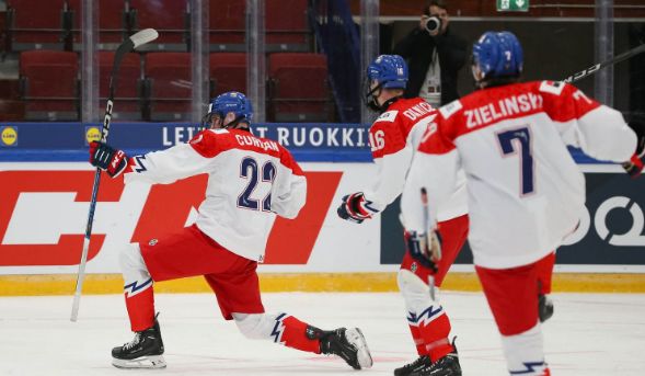 Čeští hokejisté slaví gól do sítě Švýcarska | Foto: IIHF