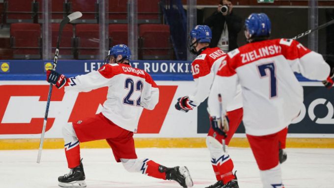 Čeští hokejisté slaví gól do sítě Švýcarska