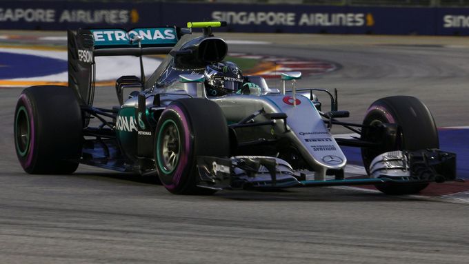 Nico Rosberg si jede pro vítězství v kvalifikaci v Singapuru.