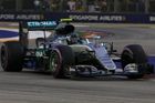 Rosberg vyhrál kvalifikaci v Singapuru, Vettel dojel na třech kolech poslední