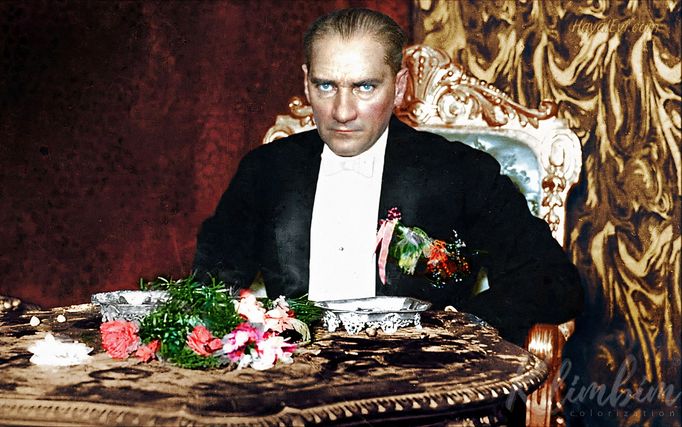 Zakladatel moderního Turecka Mustafa Kemal Atatürk na kolorované fotografii. Lokace neuvedena. Nedatováno.