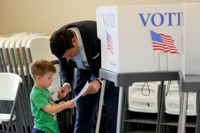 Foto: Američané si volí nového prezidenta. Tvoří se fronty, někteří přišli i se psem