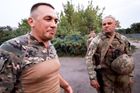 "Stmívání je doba, kdy se dá vyrazit na pozice." Rozhovor s vojákem narušila střelba