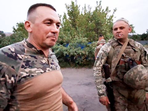 "Stmívání je doba, kdy se dá vyrazit na pozice." Rozhovor s vojákem narušila střelba