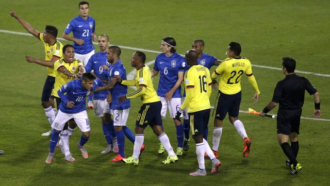 Strkanice v zápase Brazílie s Kolumbií, po níž byli vyloučeni Neymar a Bacca.