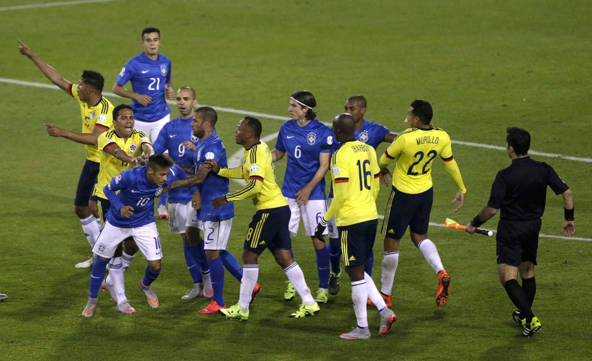 Copa América 2015: Strkanice v zápase Brazílie s Kolumbií, po níž byli vyloučeni Neymar a Bacca.