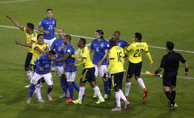 Strkanice v zápase Brazílie s Kolumbií, po níž byli vyloučeni Neymar a Bacca.