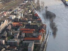 Protržená hráz v Ústí nad Labem na leteckém záběru. V pozadí je patrný Střekovský jez.