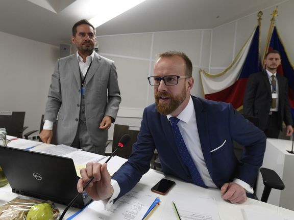 Radnici Prahy 6 vedené starostou Kolářem (v popředí) dodávají právní služby jeho známí.