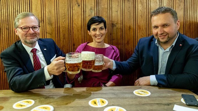 Předsedové ODS, TOP 09 a KDU-ČSL se takto setkali u piva po letošních krajských volbách. | Foto: Twitter Dominika Feriho