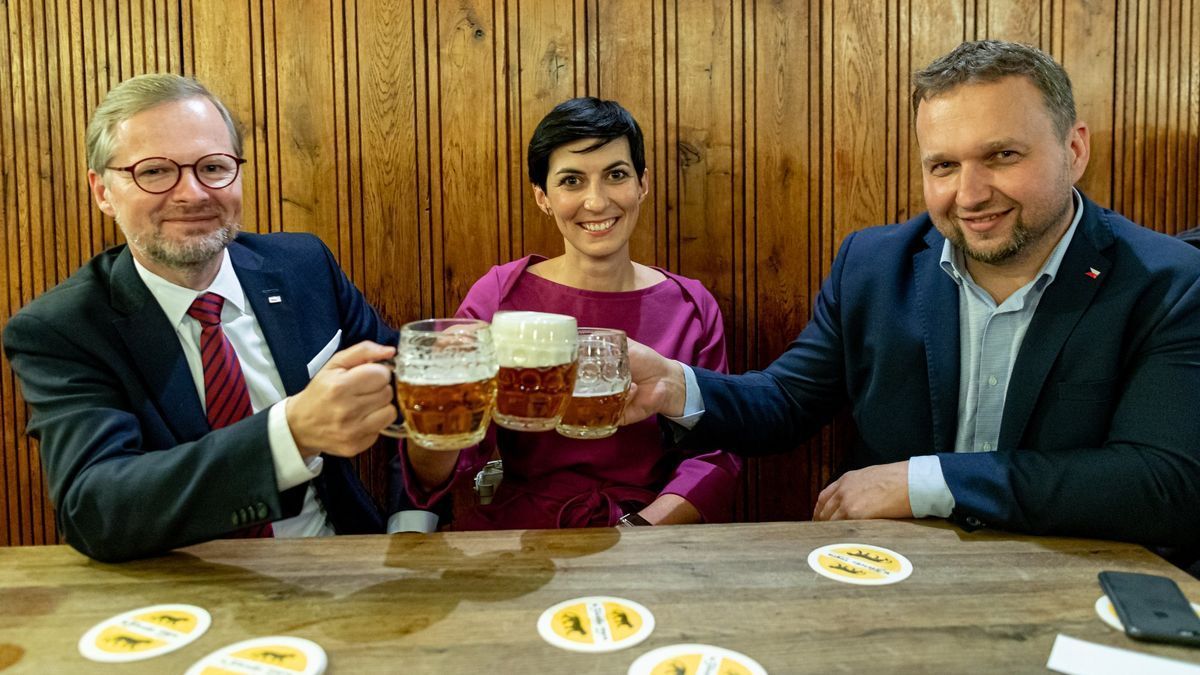 Předsedové ODS, TOP 09 a KDU-ČSL se takto setkali u piva po letošních krajských volbách