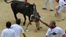 A runner is tossed by a wild cow during festivities in the bullring following the fifth running of the bulls in Pamplona July 11, 2012. Several runners suffered light injuries in a run that lasted three minutes and twelve seconds, according to local media. REUTERS/Eloy Alonso (SPAIN - Tags: ANIMALS SOCIETY) Published: Čec. 11, 2012, 9:51 dop.