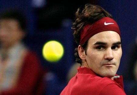 Roger Federer se soustředí na míč