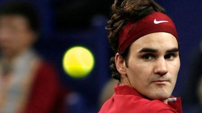Švýcar Roger Federer se soustředí na míč během semifinále Turnaje mistrů, ve kterém porazil Španěla Nadala.